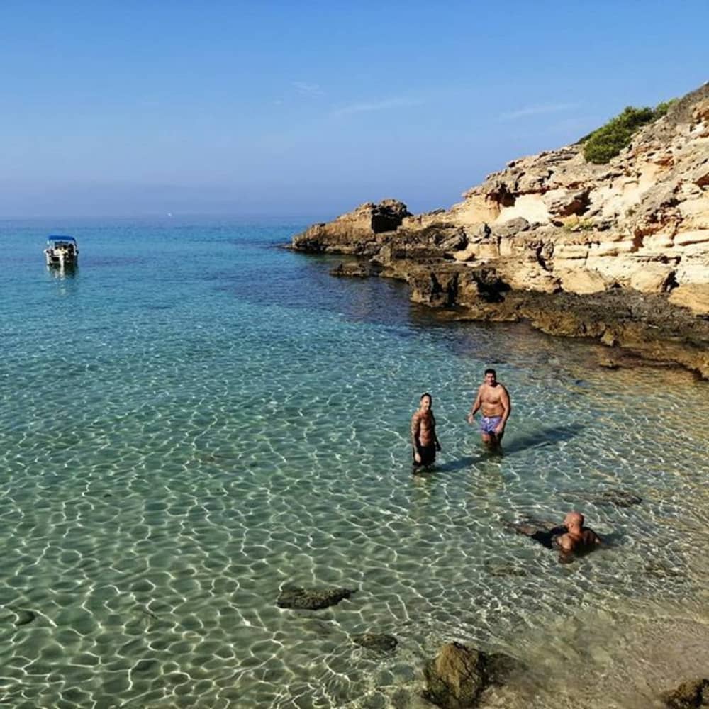 Experience a boat trip in Mallorca like the locals do. 7 hours.
All-inclusive: Boat, skipper, fuel, local snacks, drinks, paddleboard, snorkel & floaties.
No extra charges, everything is included.