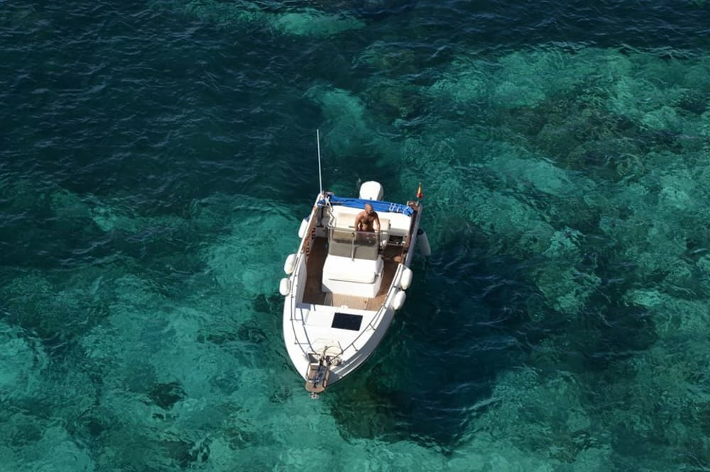 Experience a boat trip in Mallorca like the locals do. 7 hours.
All-inclusive: Boat, skipper, fuel, local snacks, drinks, paddleboard, snorkel & floaties.
No extra charges, everything is included.