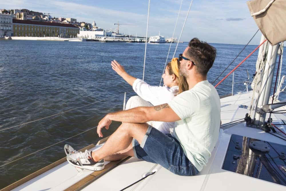 Giornata intera: Avventura in barca a vela di un giorno intero a Cascais: esplora, rilassati e divertiti