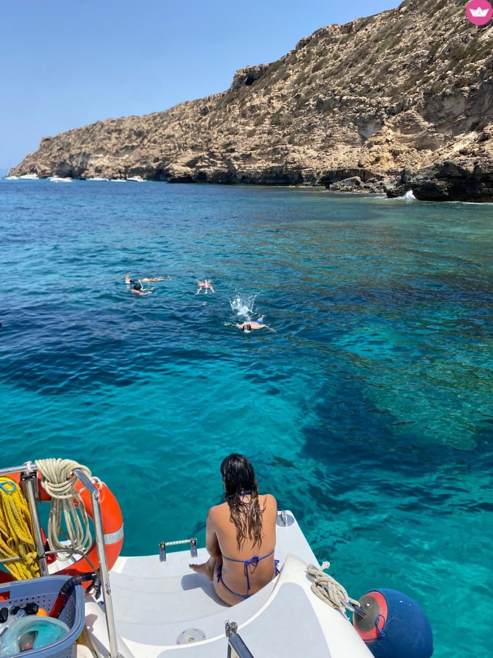 Huur een catamaran voor een dag op Ibiza: zwemmen, zeilen en ontspannen.