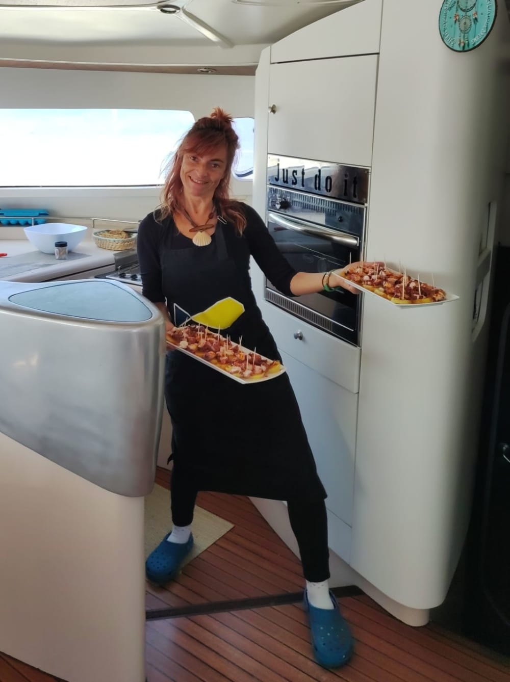 Huur een catamaran voor een dag op Ibiza: zwemmen, zeilen en ontspannen.