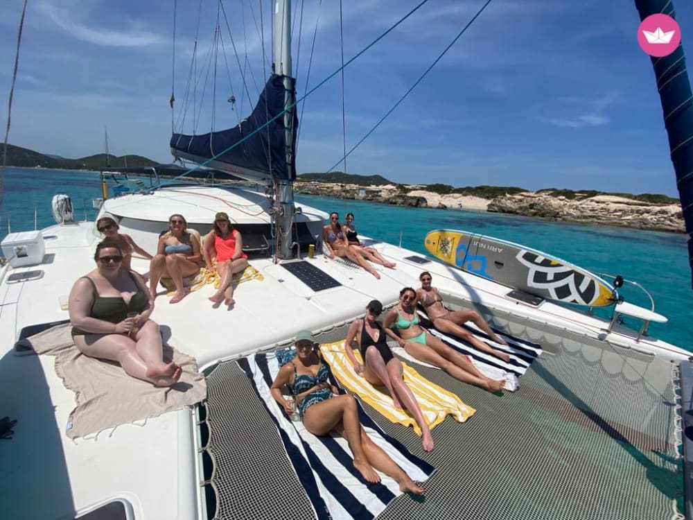 Katamaranuthyrning för en dag på Ibiza: Simma, segla och koppla av