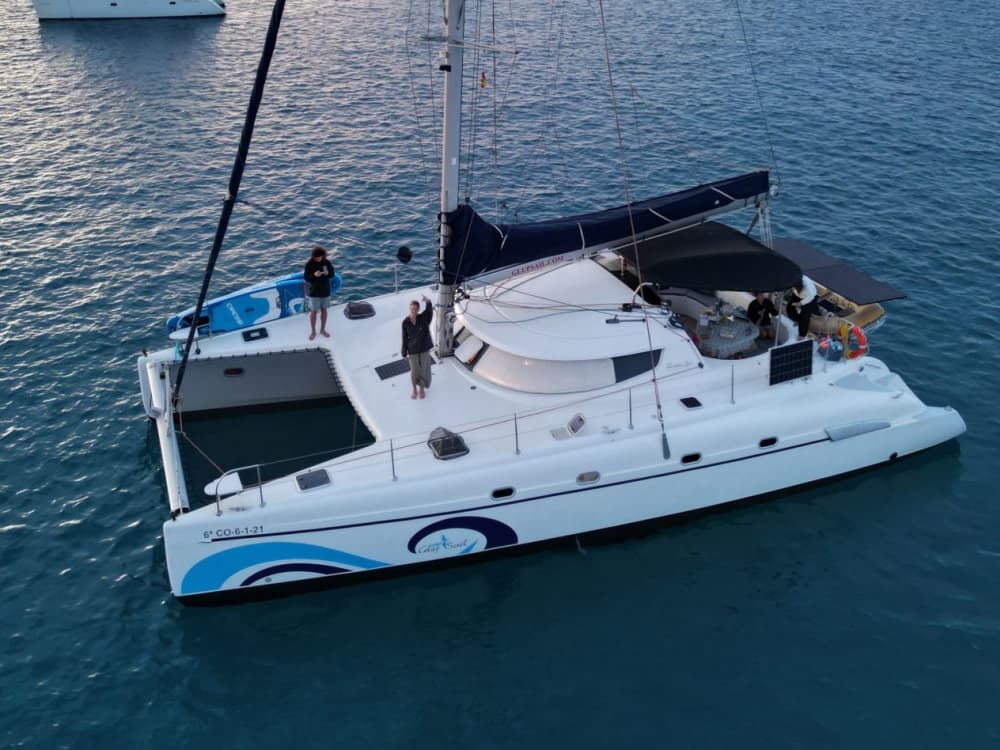 Huur een catamaran voor een dag op Ibiza: zwemmen, zeilen en ontspannen.