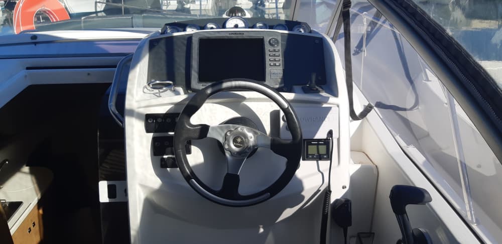 La tua barca a motore privata per una giornata nei dintorni di Saint-Laurent-du-Var
