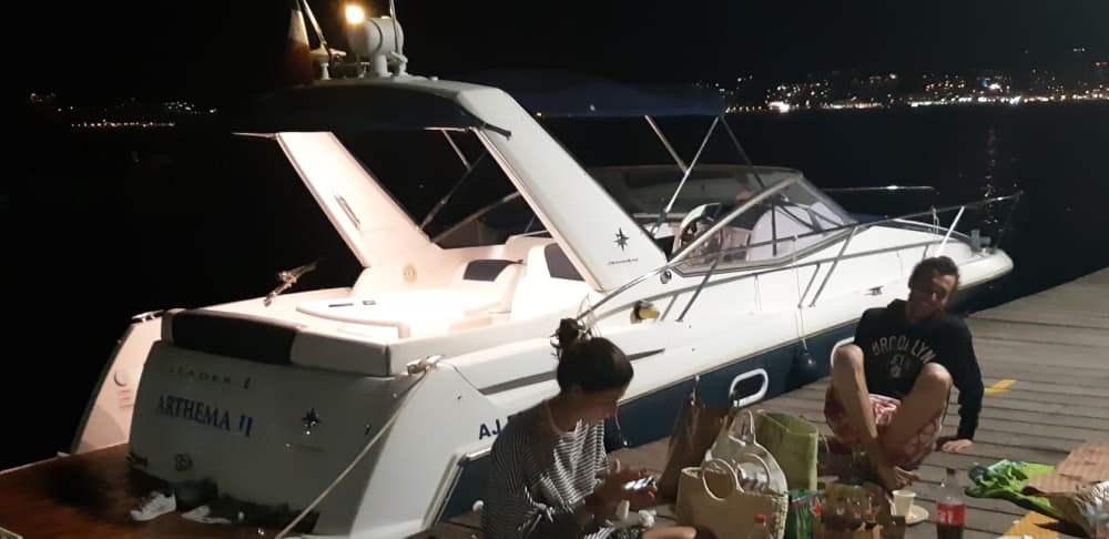 La tua barca a motore privata per una giornata nei dintorni di Saint-Laurent-du-Var