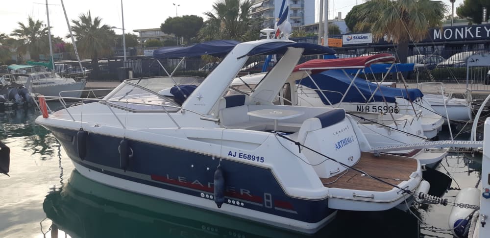 La tua barca a motore privata per una giornata nei dintorni di Saint-Laurent-du-Var