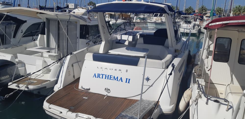 La tua barca a motore privata per una giornata nei dintorni di Saint-Laurent-du-Var