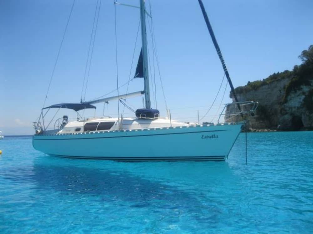 Discover Syvota on a sailboat for a full day
