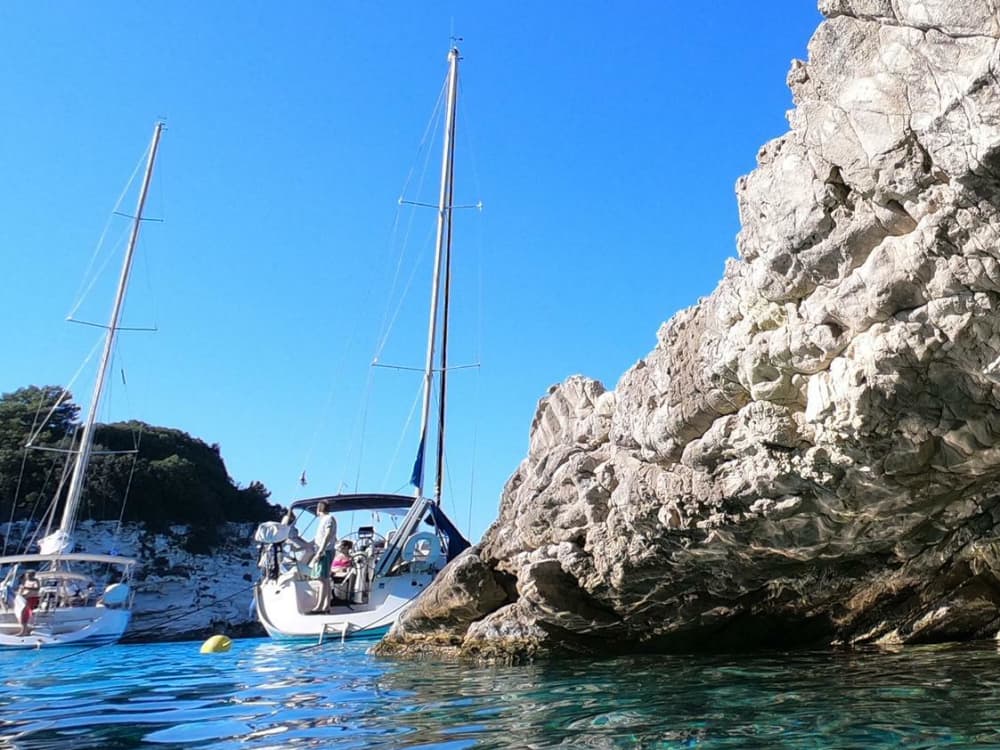 Discover Syvota on a sailboat for a full day