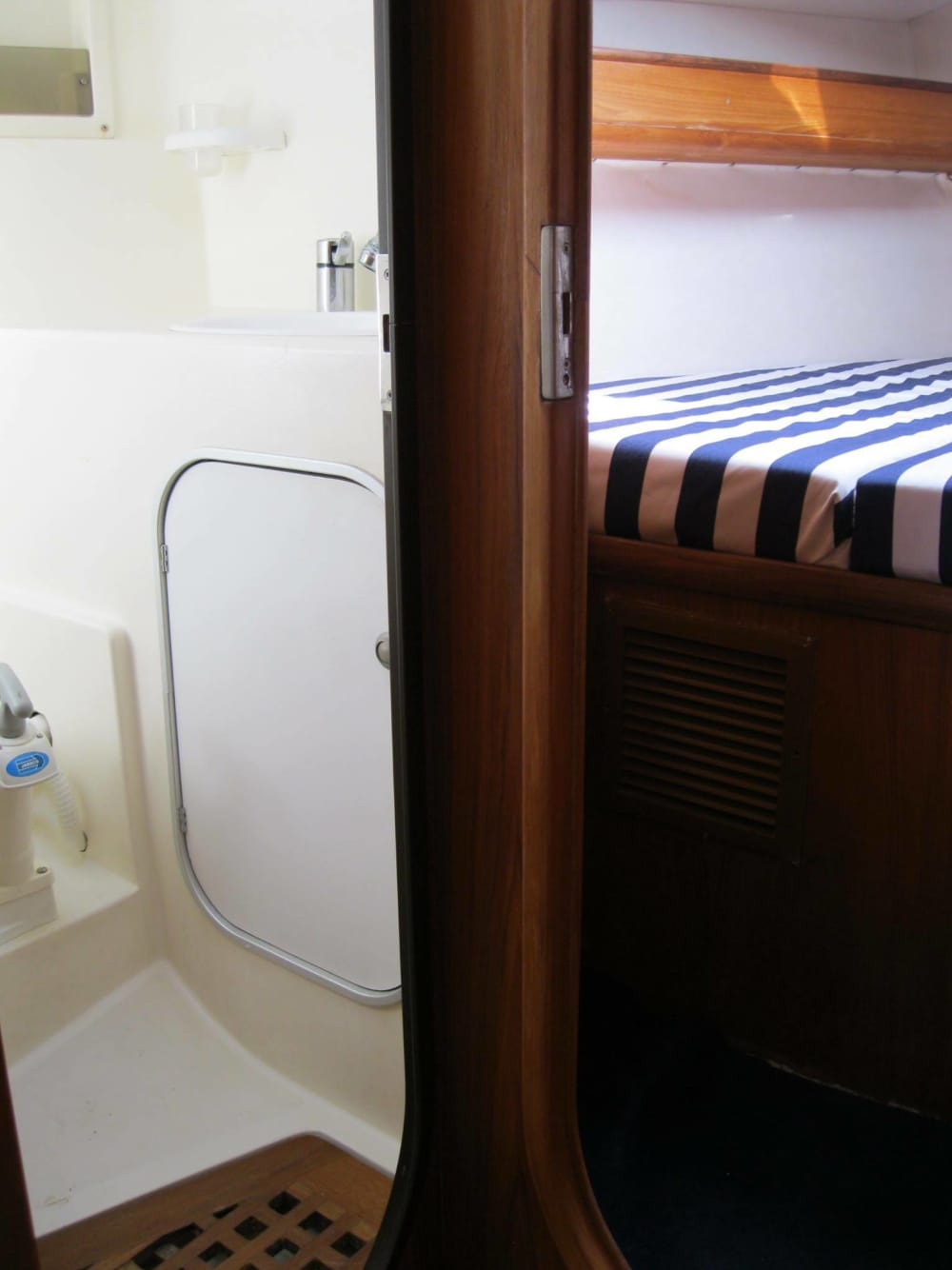 Discover Syvota on a sailboat for a full day