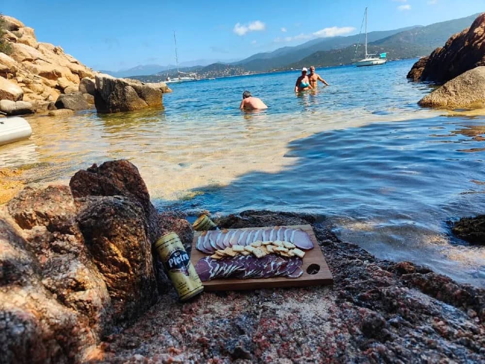 Descubre Ajaccio en una excursión de un día completo en velero.