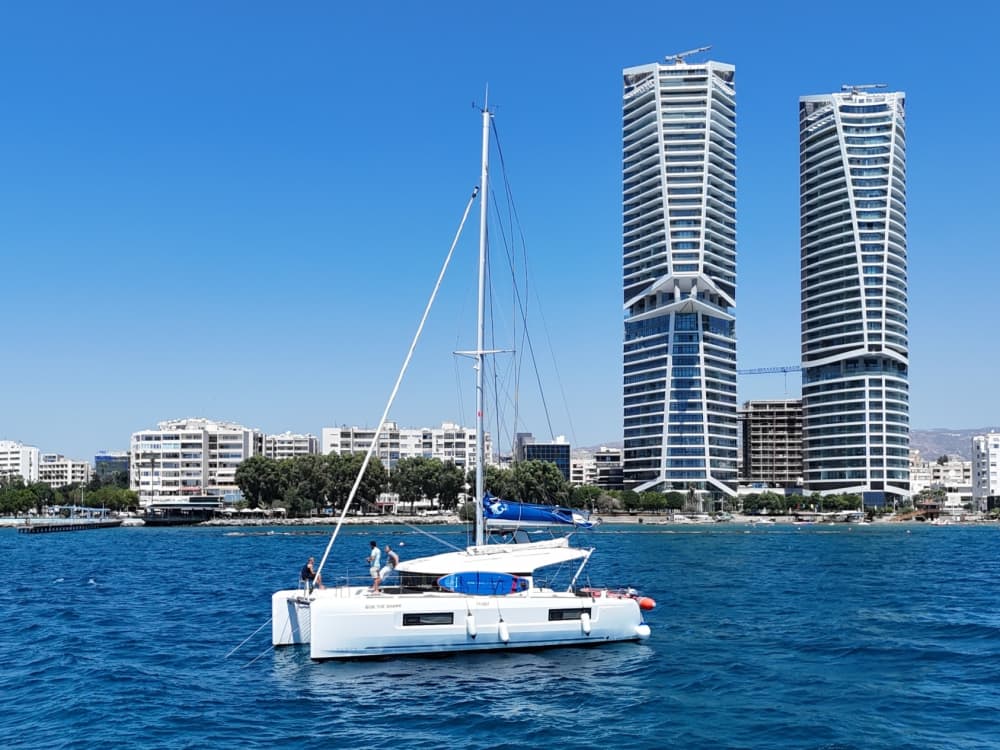 Een dagtocht zeilen in Limassol op een catamaran.