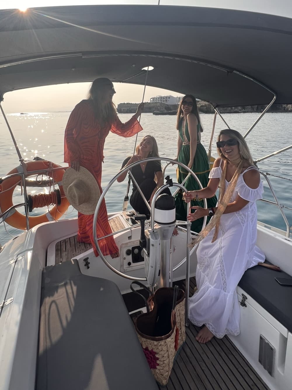 Traccia la rotta verso la gioia: una giornata intera di autentica navigazione a vela a Santa Pola su una barca a vela.