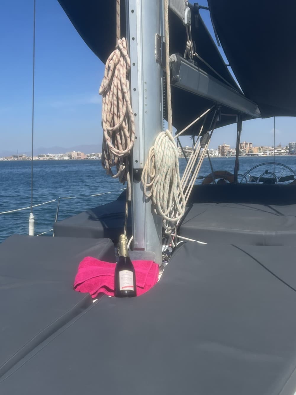 Pon rumbo a la alegría: Un día completo de navegación auténtica en Santa Pola a bordo de un velero.
