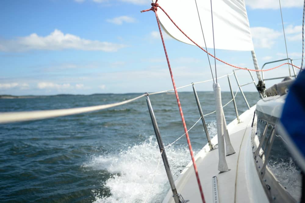 Traccia la rotta verso la gioia: una giornata intera di autentica navigazione a vela a Santa Pola su una barca a vela.