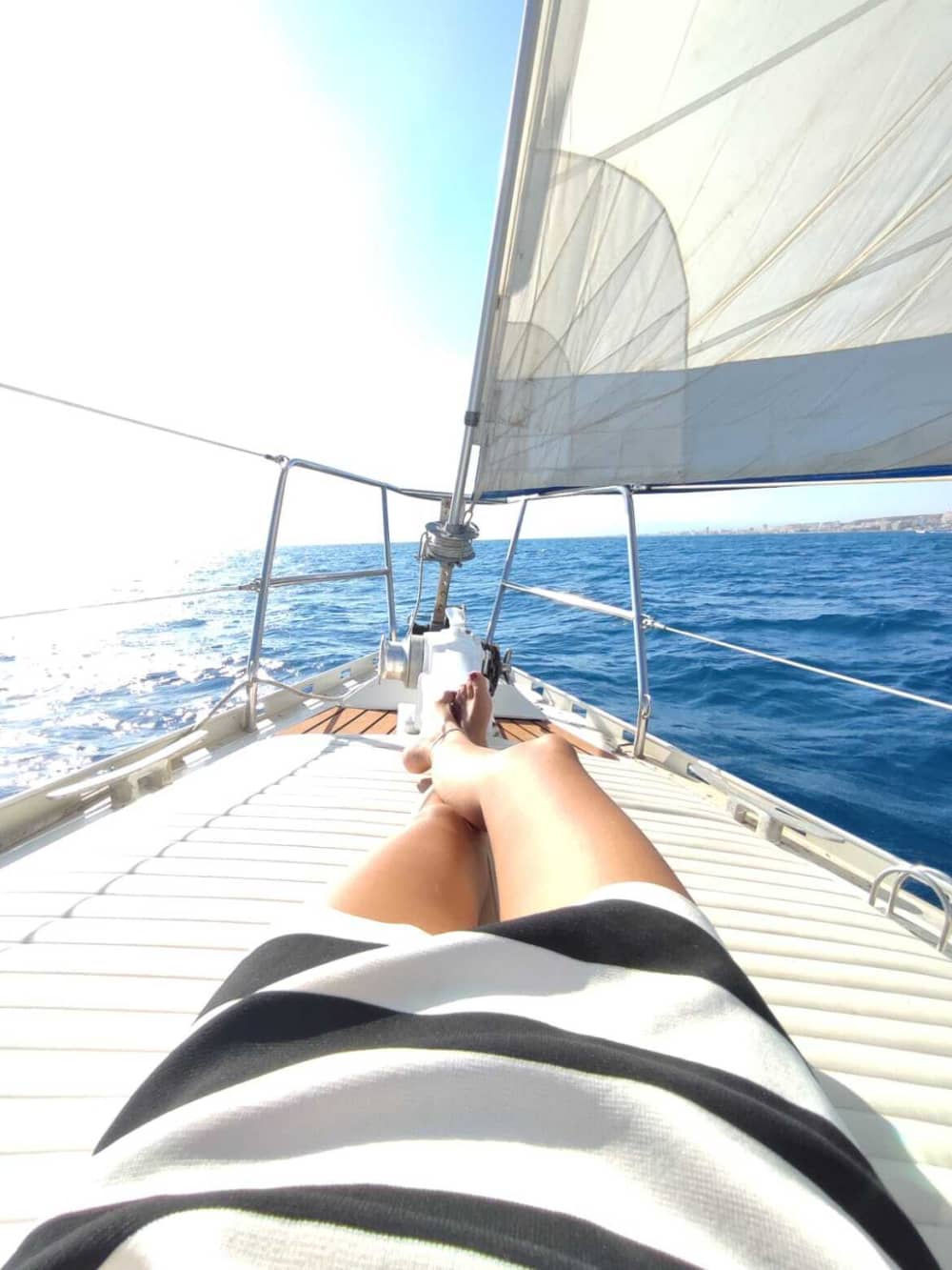 Traccia la rotta verso la gioia: una giornata intera di autentica navigazione a vela a Santa Pola su una barca a vela.