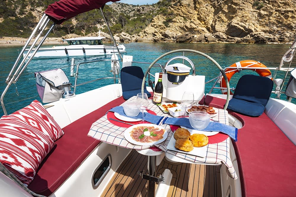 Enjoy a day at sea in Mallorca on a sailboat