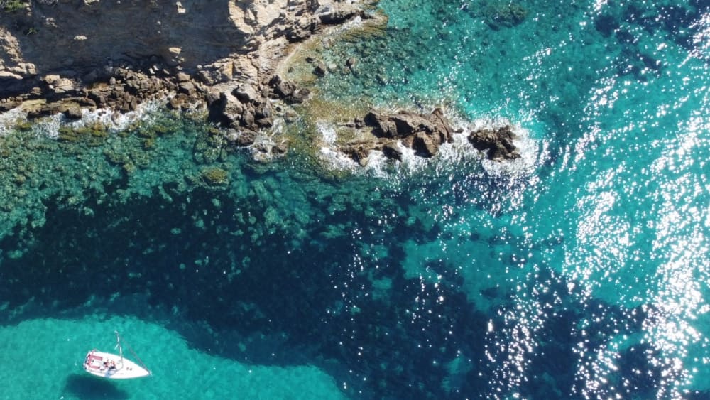 Genießen Sie einen Tag auf See in Mallorca an Bord eines Segelboots.