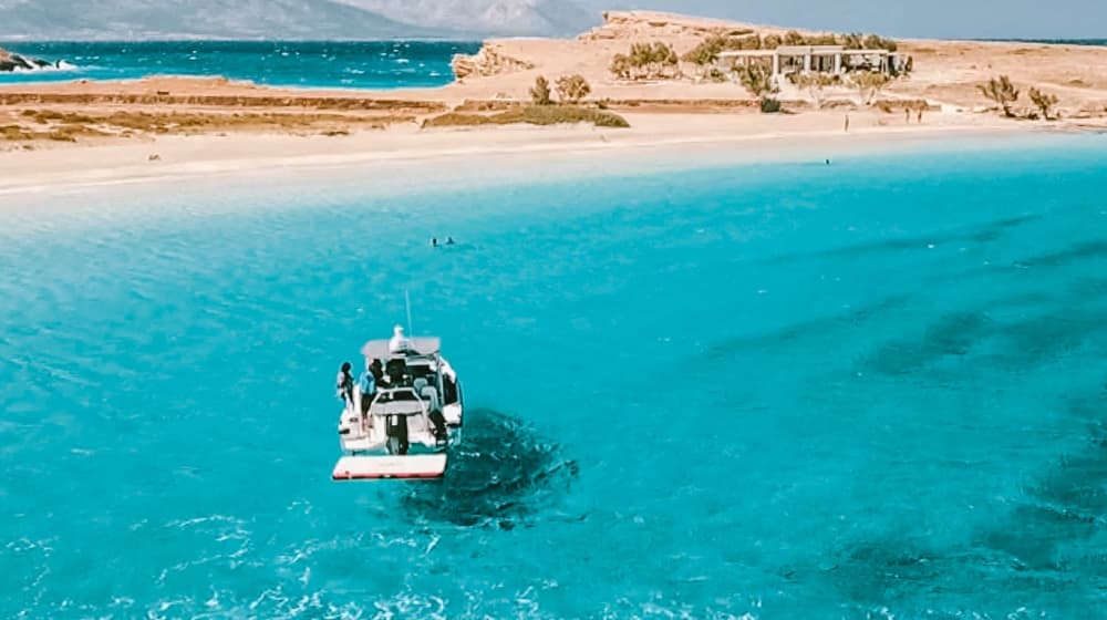 Blanc, bleu et divin : une journée complète sur un bateau à moteur