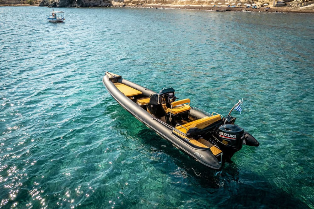 4h30 à Santorin : louez un bateau à moteur et profitez-en !
