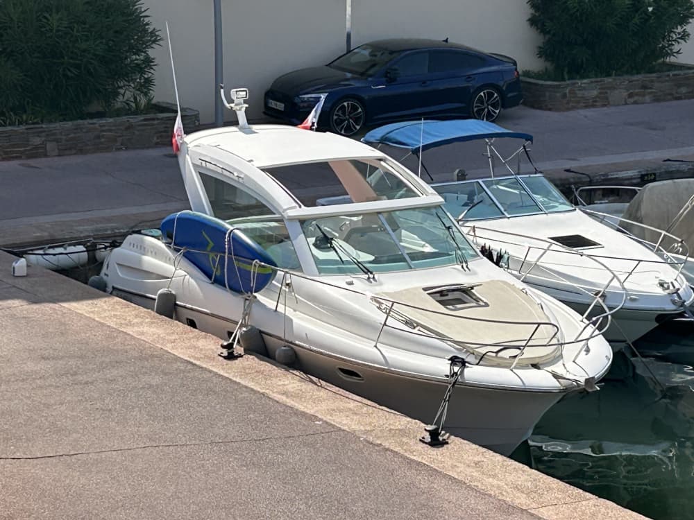 Discover the Hyères harbor by motorboat in a day