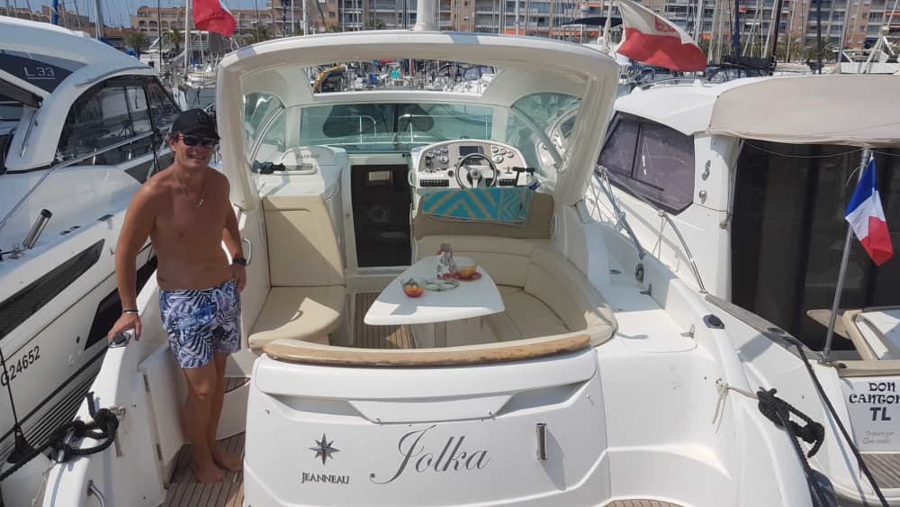 Discover the Hyères harbor by motorboat in a day