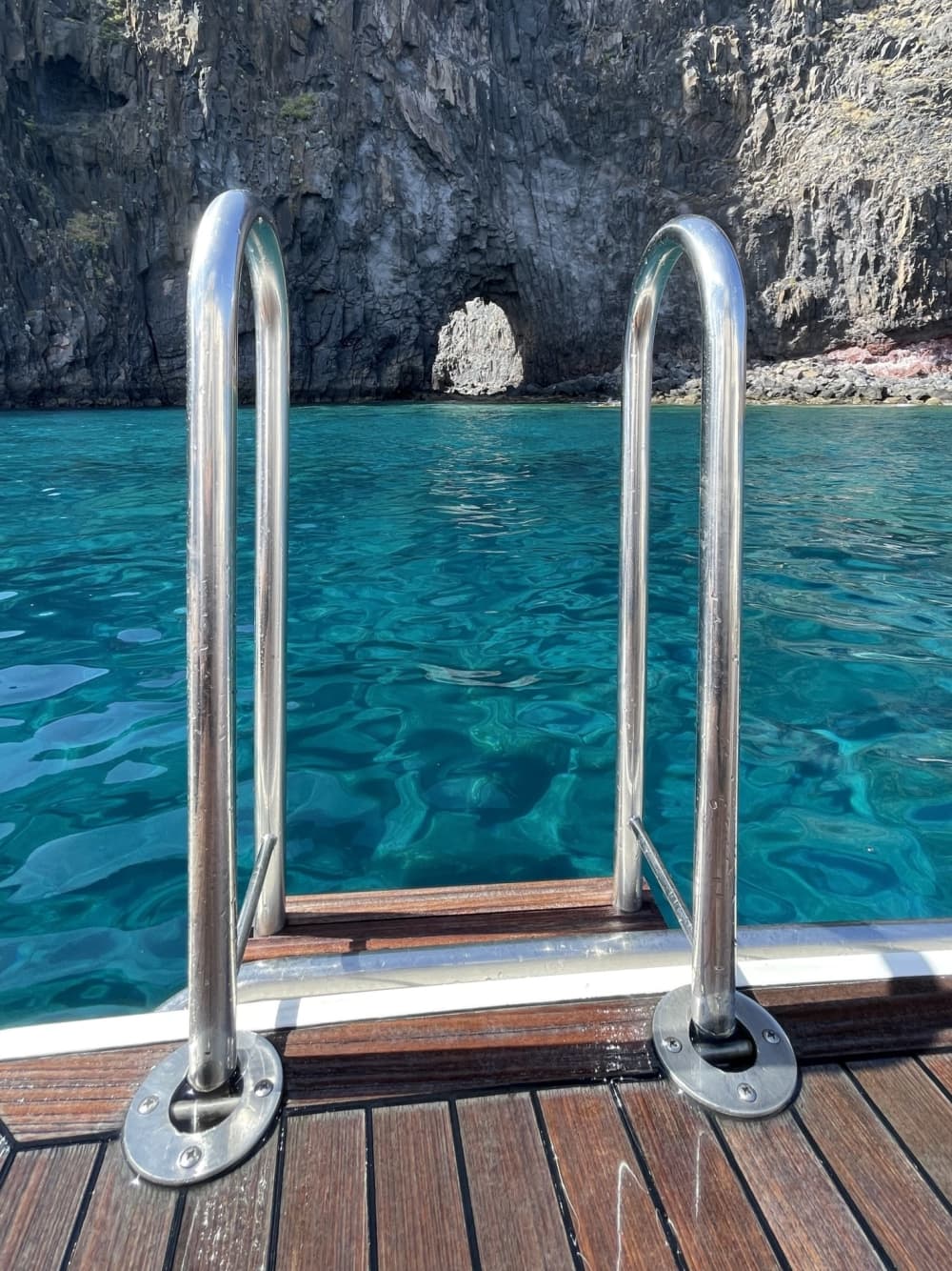 Una giornata magica a Madeira a bordo di un motoscafo.