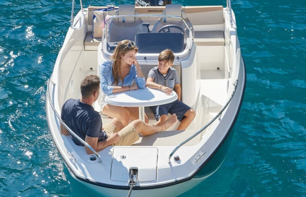 Privé boottocht rond Mahón op een motorboot.