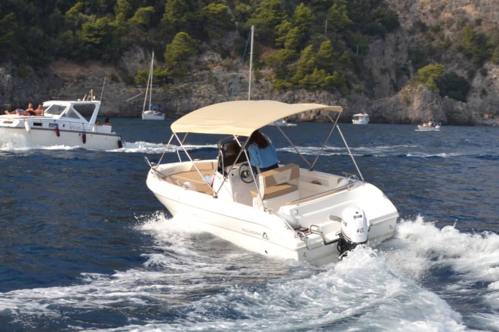 Privé boottocht langs de Amalfikust vanuit Salerno met schipper, zwemstops en snorkelmogelijkheden.