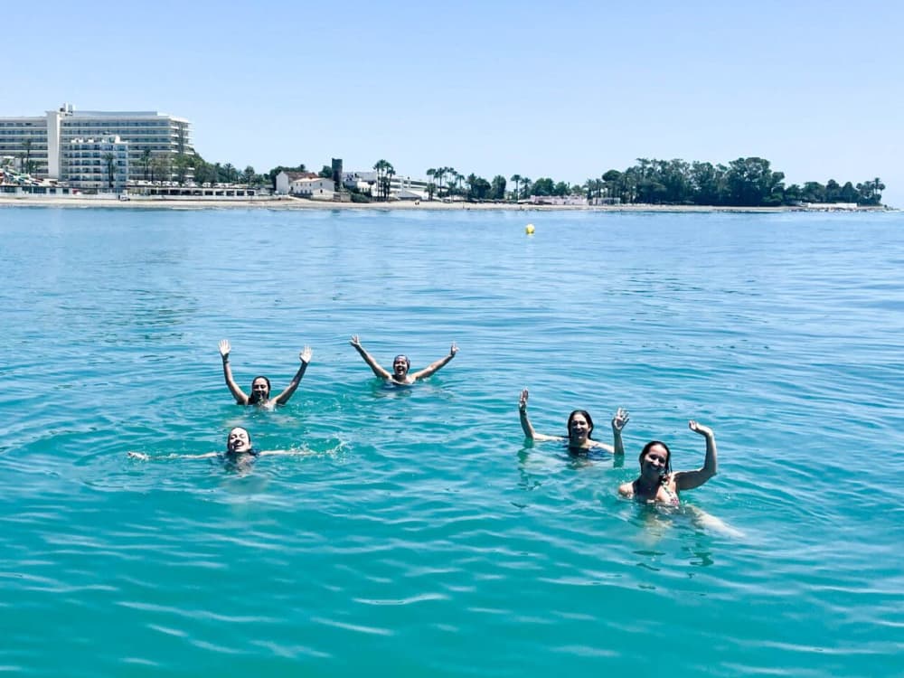 Aventure côtière de 4 heures – Nagez, sirotez et explorez le littoral de Marbella