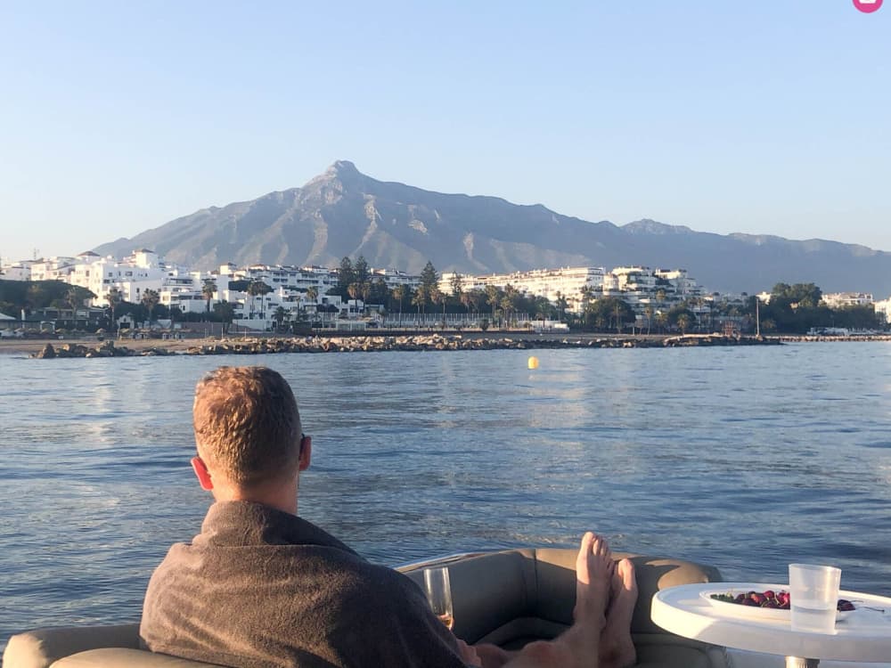 Aventure côtière de 4 heures – Nagez, sirotez et explorez le littoral de Marbella