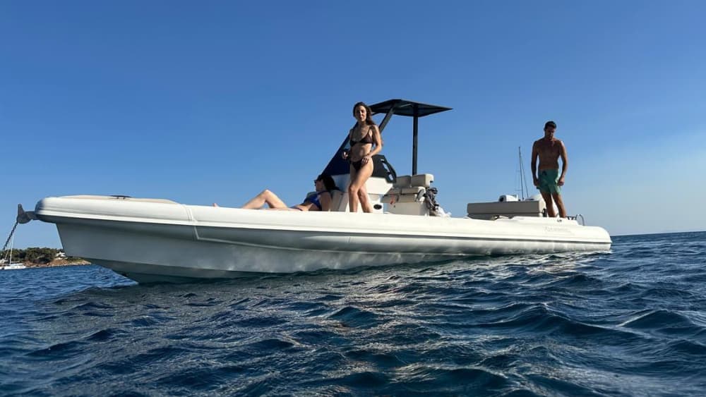 Din dag i Sifnos: Hyr en motorbåt för en heldags upptäcktsfärd