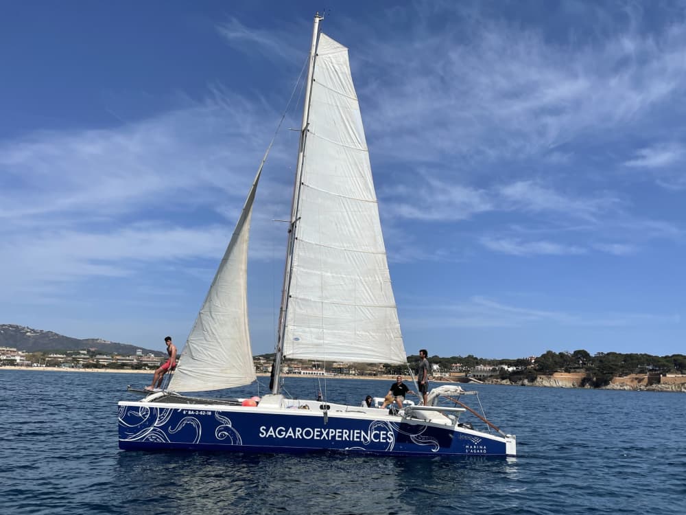 Explora S'Agaró y disfruta de un día completo de navegación en catamarán.