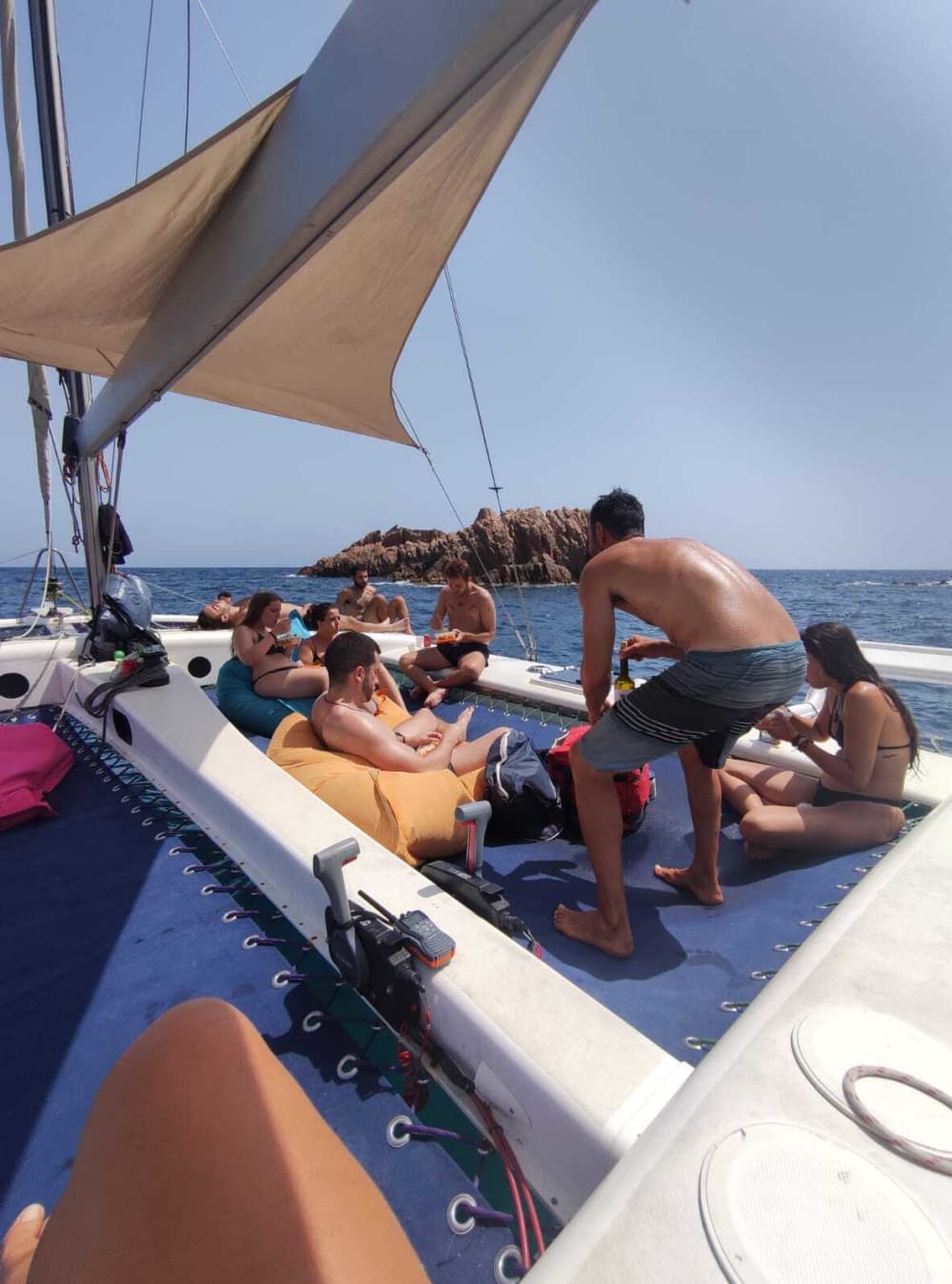 Verken S'Agaró en geniet van een hele dag zeilen op een catamaran.