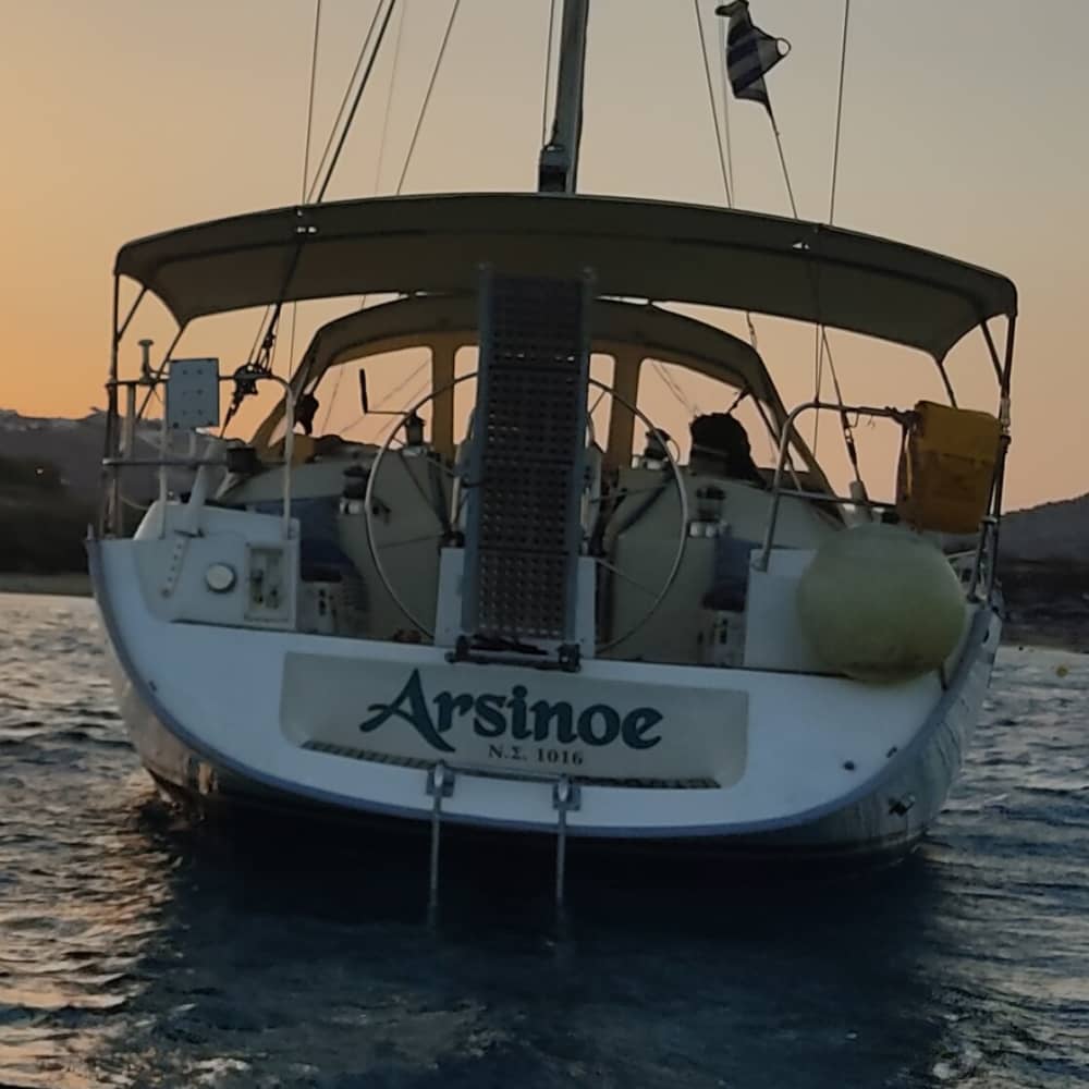 Discover Syros on a full-day sailing trip