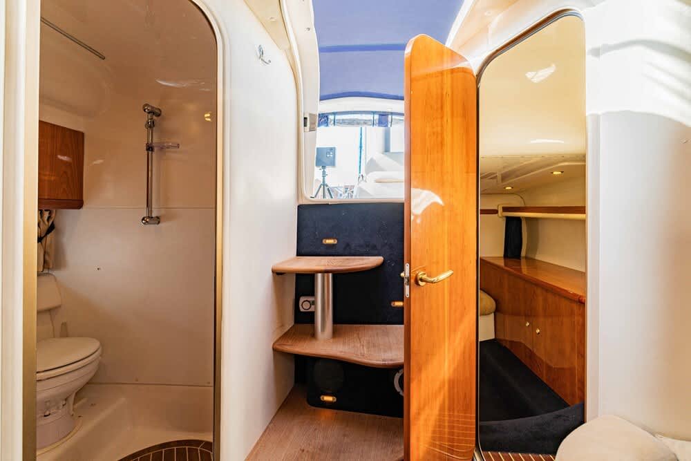 Jouw dag in Fornells, Menorca: Huur een motorboot voor een dag vol ontdekkingen.