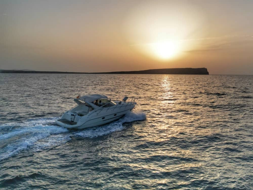 Jouw dag in Fornells, Menorca: Huur een motorboot voor een dag vol ontdekkingen.