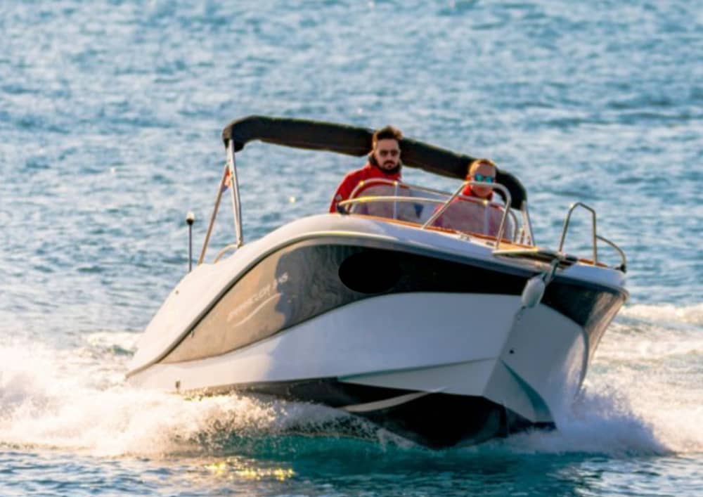 Nehmen Sie sich einen halben Tag Zeit, um sich auf einem Motorboot in Santander zu entspannen.