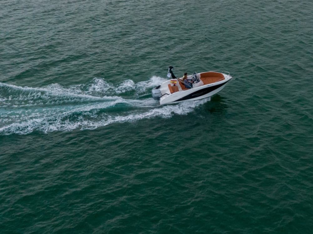 Nehmen Sie sich einen halben Tag Zeit, um sich auf einem Motorboot in Santander zu entspannen.