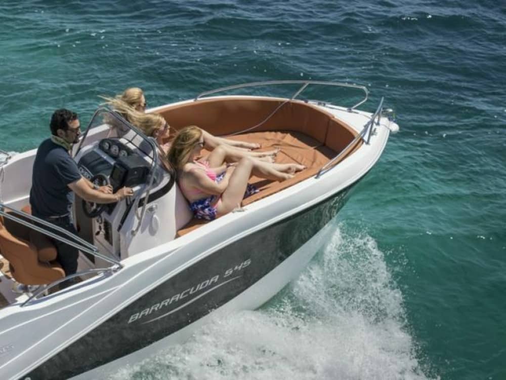 Nehmen Sie sich einen halben Tag Zeit, um sich auf einem Motorboot in Santander zu entspannen.
