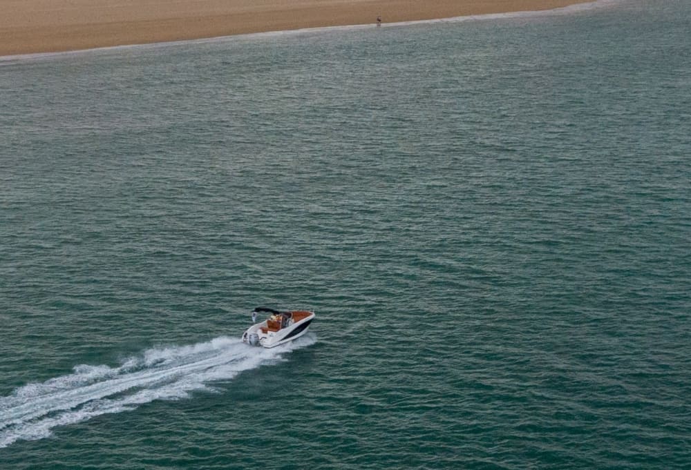Nehmen Sie sich einen halben Tag Zeit, um sich auf einem Motorboot in Santander zu entspannen.