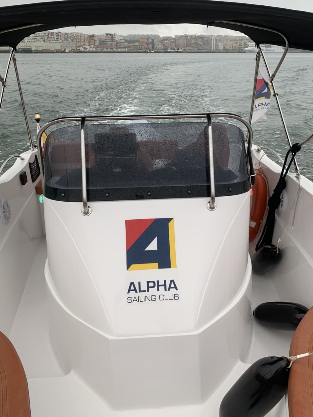 Nehmen Sie sich einen halben Tag Zeit, um sich auf einem Motorboot in Santander zu entspannen.