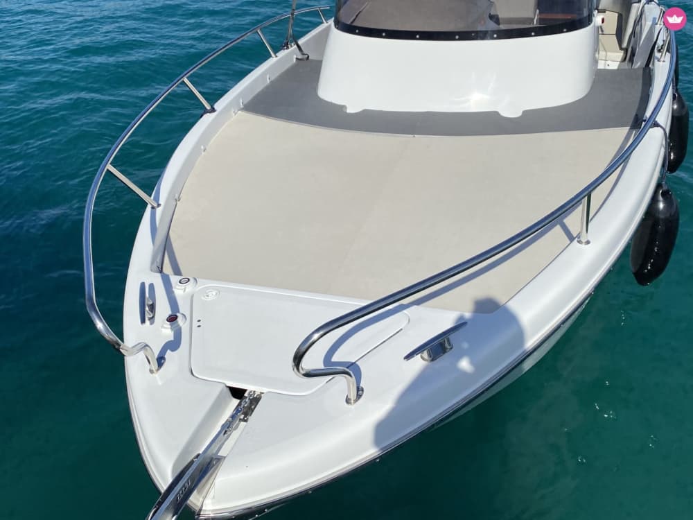 Avventura tra baie segrete e acque cristalline
