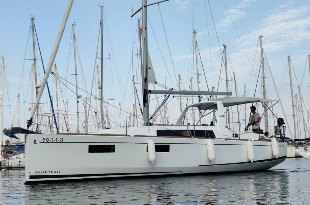 Spend 8h on the warm waters of Barcelona