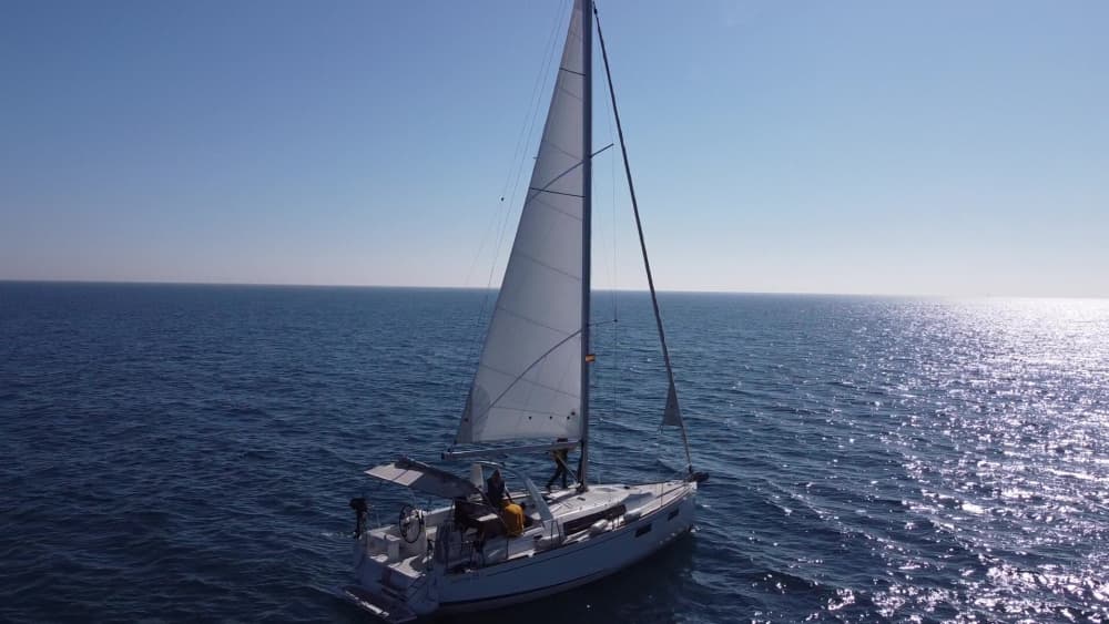 Spend 8h on the warm waters of Barcelona