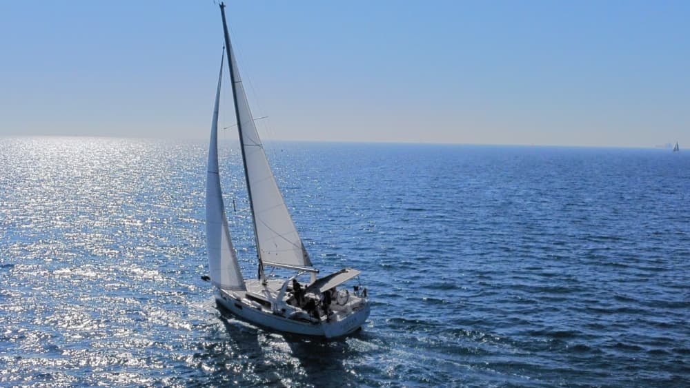 Spend 8h on the warm waters of Barcelona