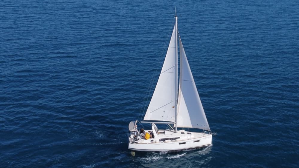 Spend 8h on the warm waters of Barcelona