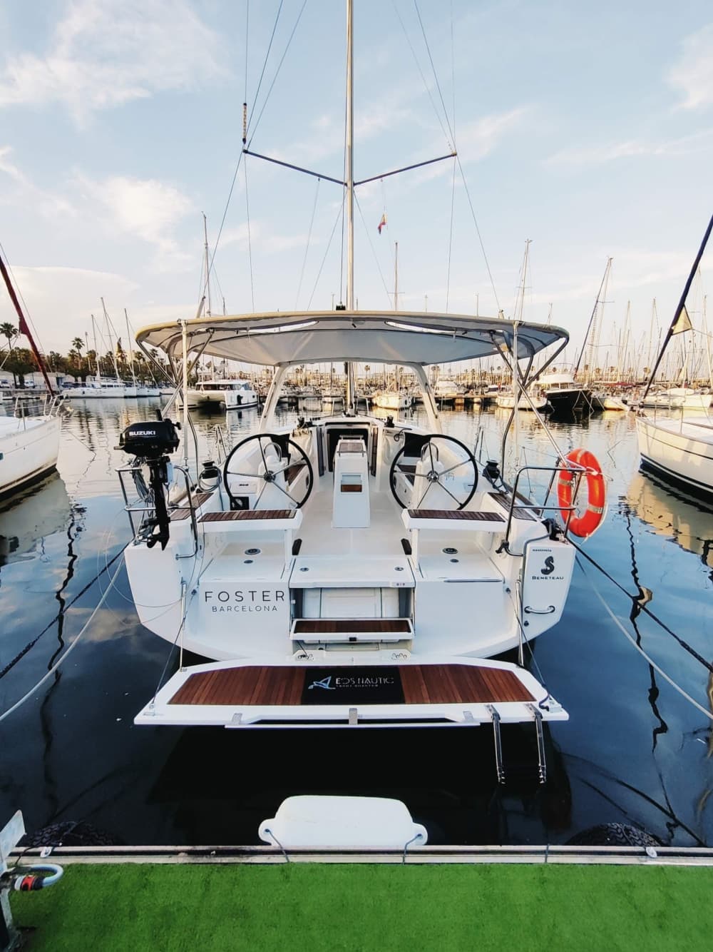 Spend 8h on the warm waters of Barcelona