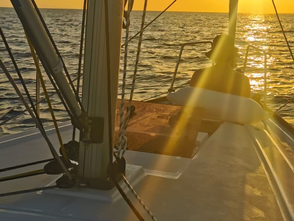 Spend 8h on the warm waters of Barcelona