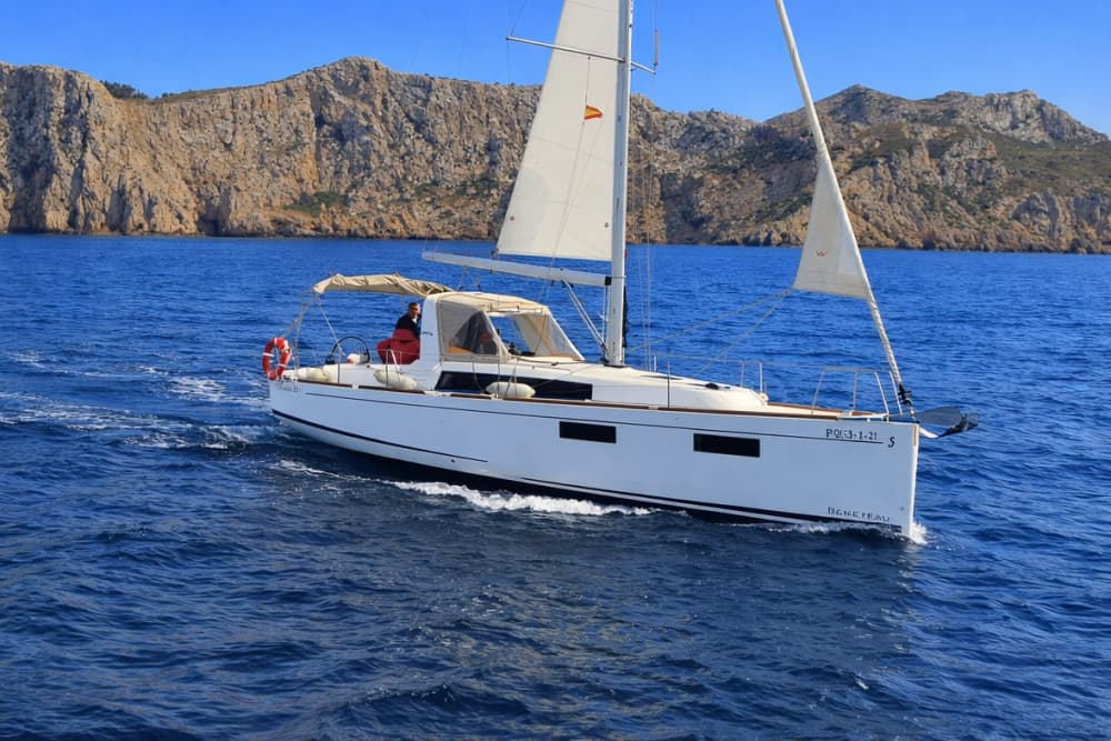 Spend 8h on the warm waters of Barcelona